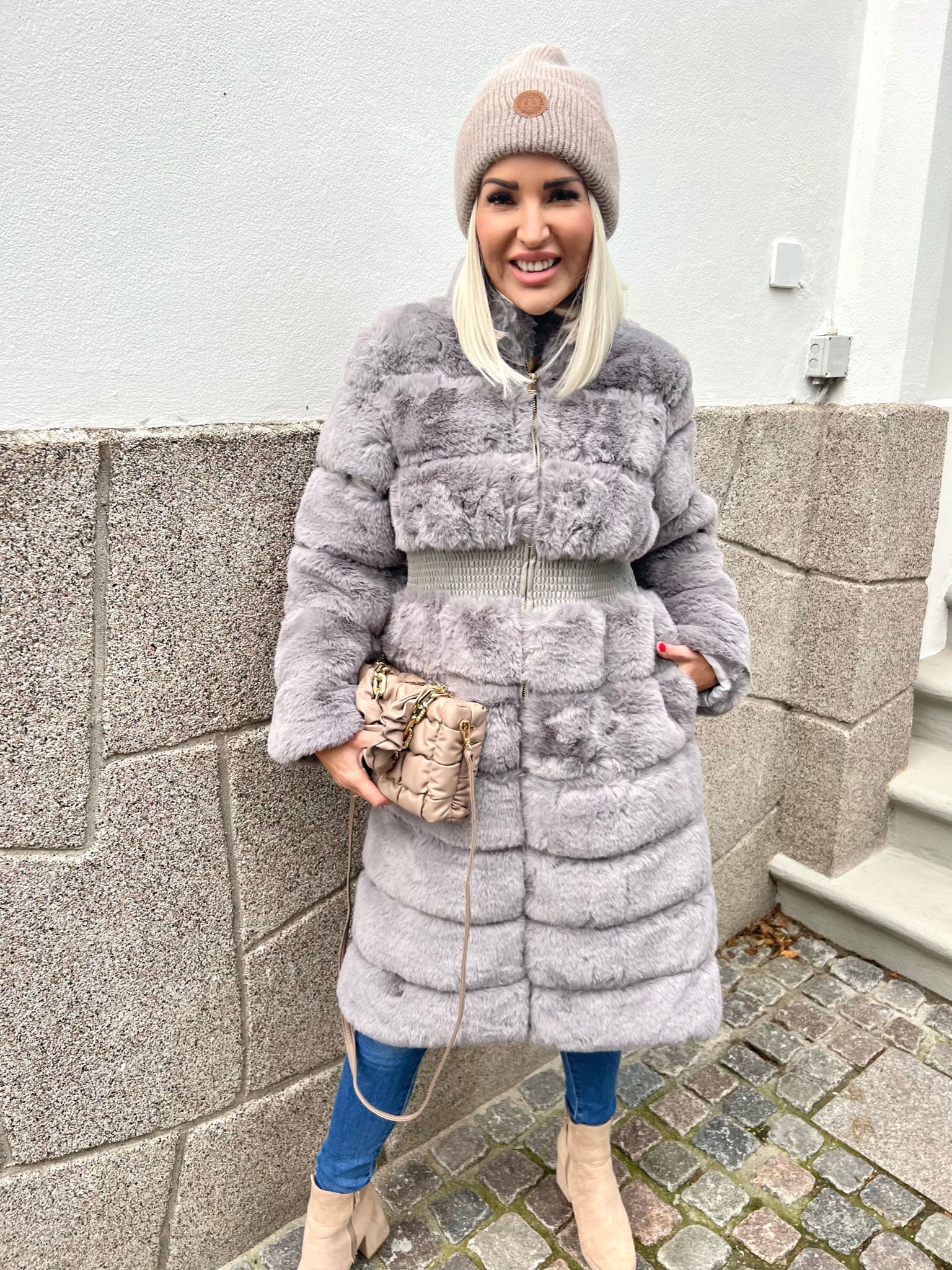 Darya - Fake Fur jacka med resår i midjan